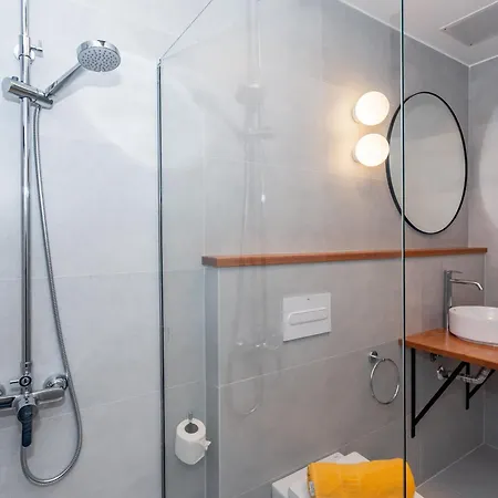 فيلة Tara تياس