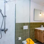 Tara Tías